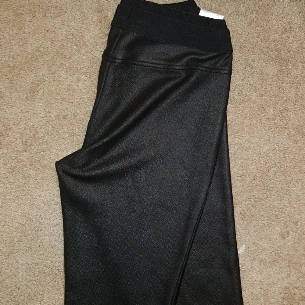 BCBG MaxAzria / Faux textured pant